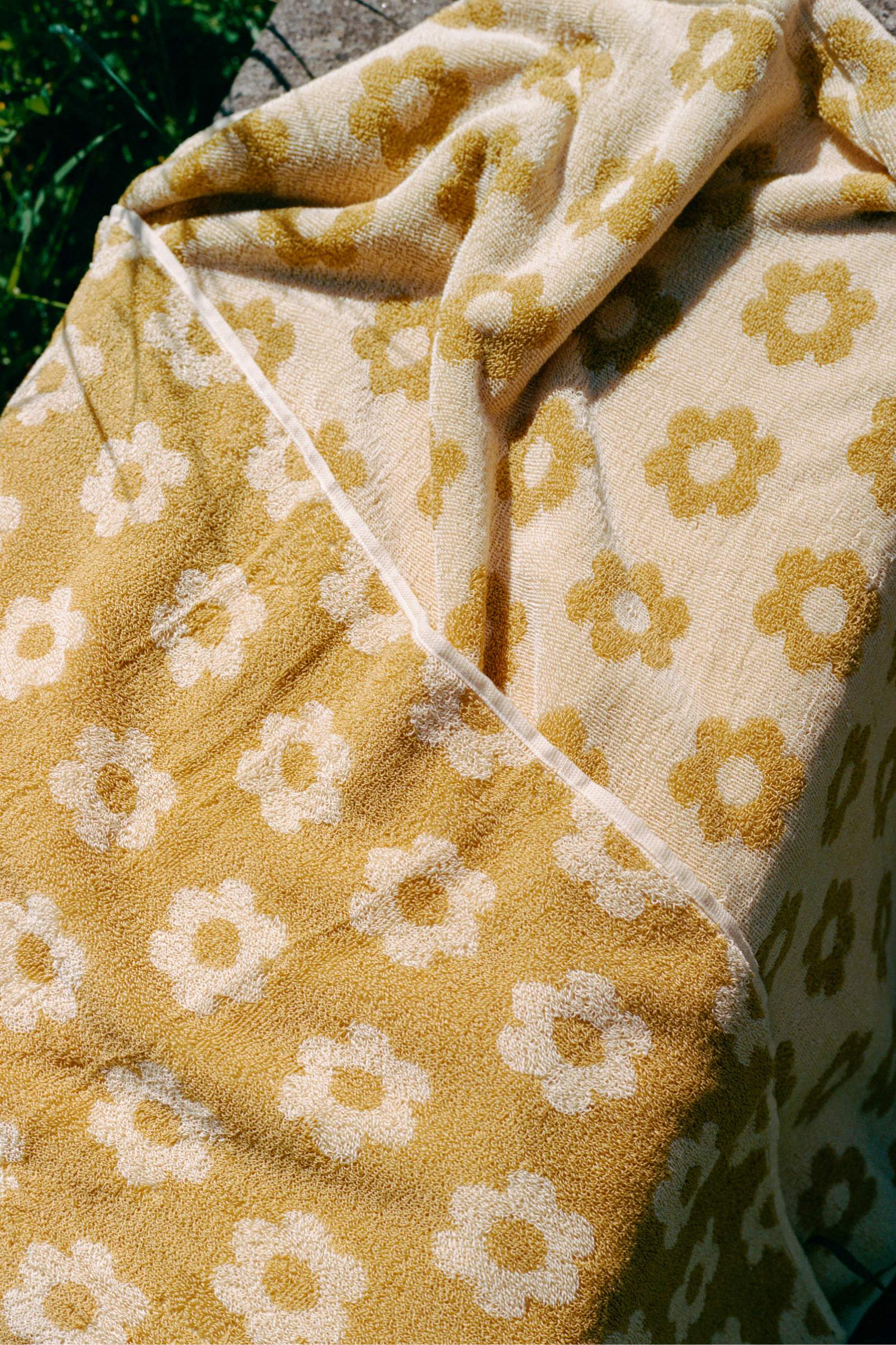 Daisy Beach Towel | Sunshine Daisy - Image 2