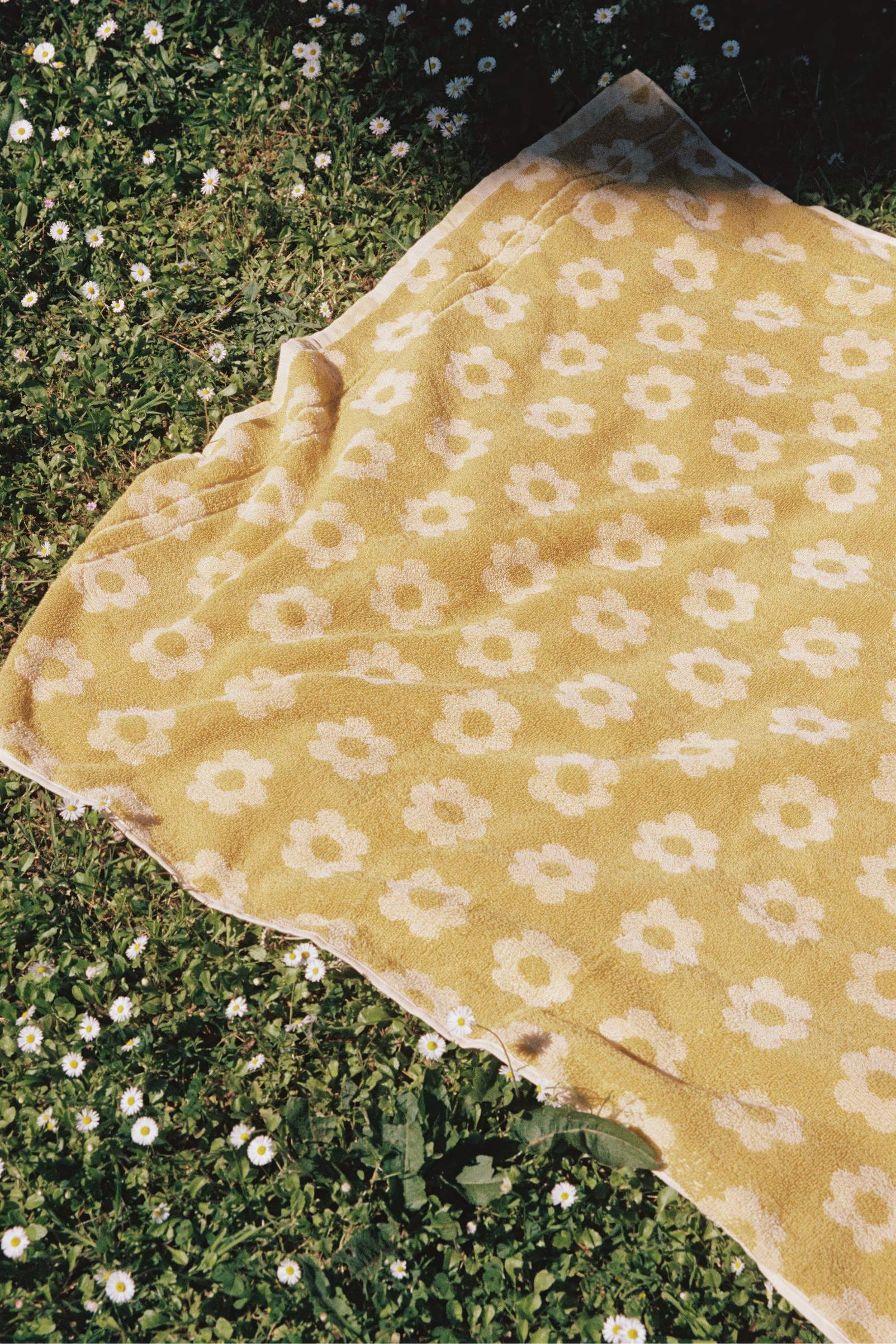 Daisy Beach Towel | Sunshine Daisy - Image 4